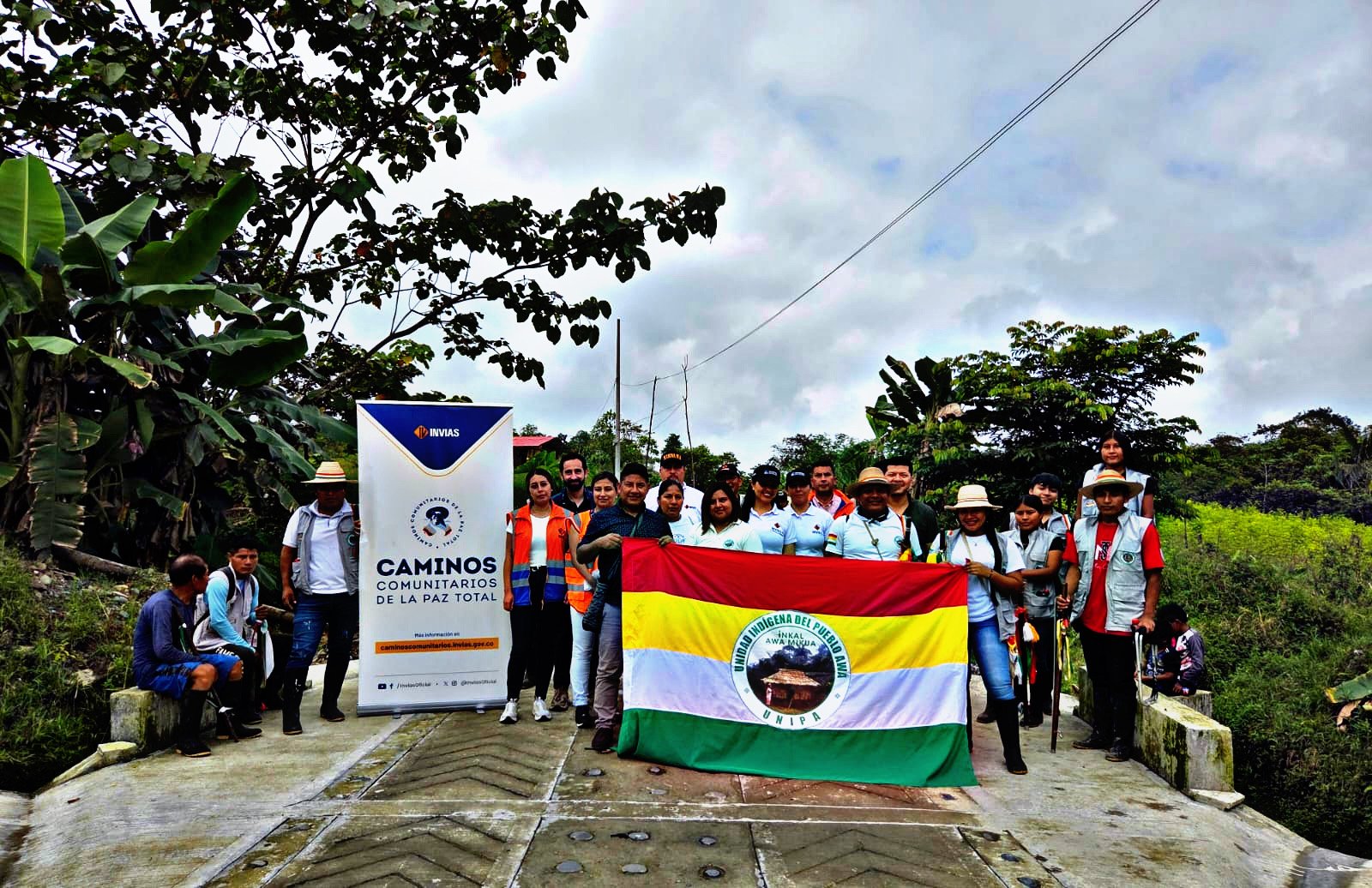Autoridades indígenas y comunidades Awá durante la inauguración del primer tramo de placa huella del Camino Grande, en el Resguardo Indígena El Gran Sábalo, Barbacoas, Nariño.